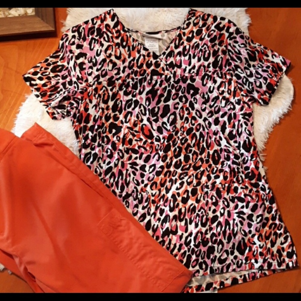 EUC‼️ Cheetah Print Scrub Top